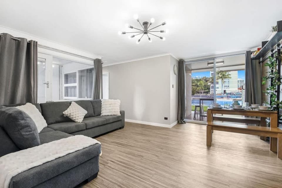 The Retro Reef - Games & Vibes Apartment in Surfers Paradise