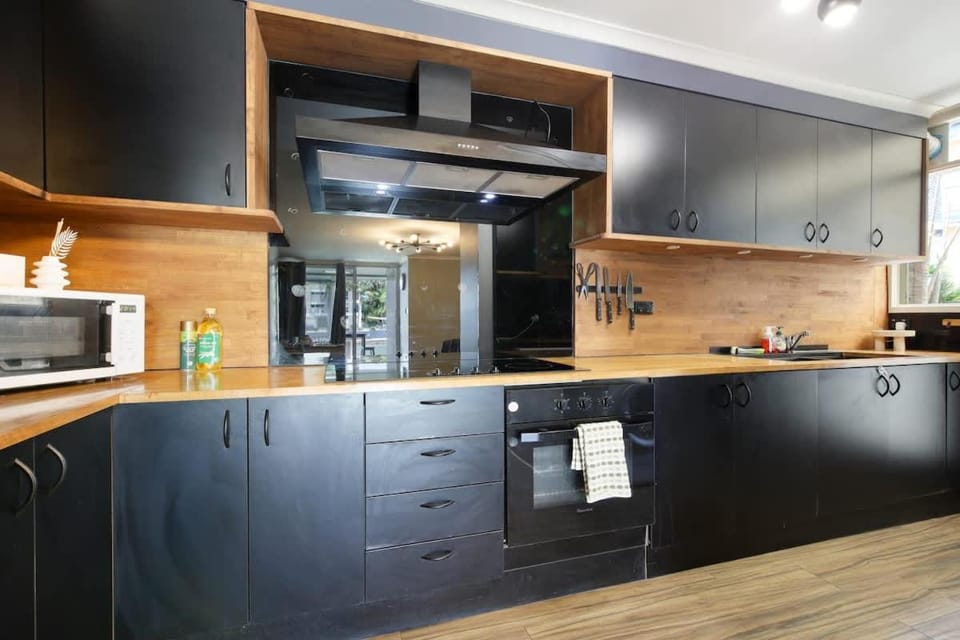 The Retro Reef - Games & Vibes Apartment in Surfers Paradise