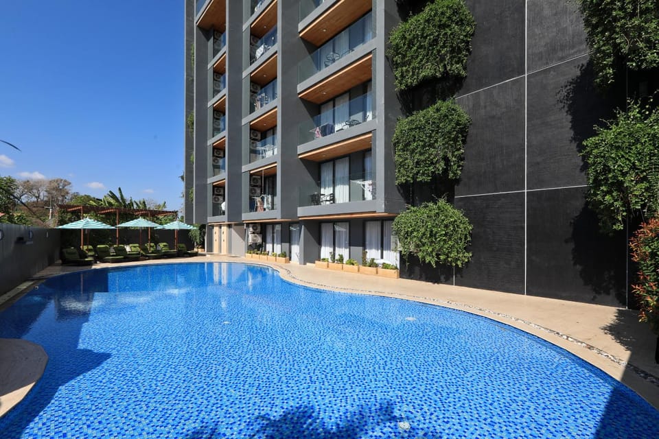 Property building, Day, Swimming pool