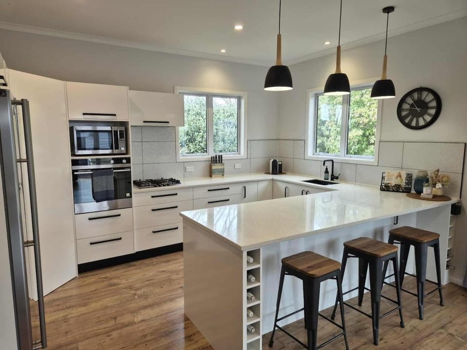 Charming Meets Modern with Private Garden Retreat House in Cambridge