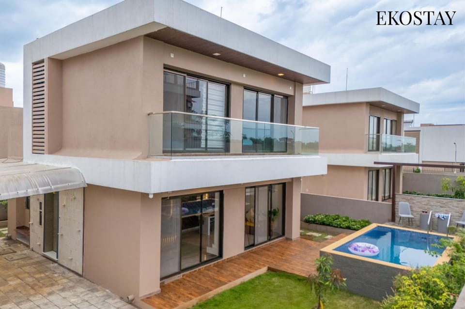 Property building, Day, Pool view, Swimming pool, sunbed