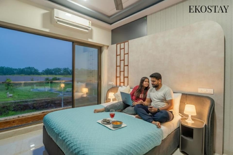 Bed, People, View (from property/room), Food and drinks, Bedroom, Food, Guests