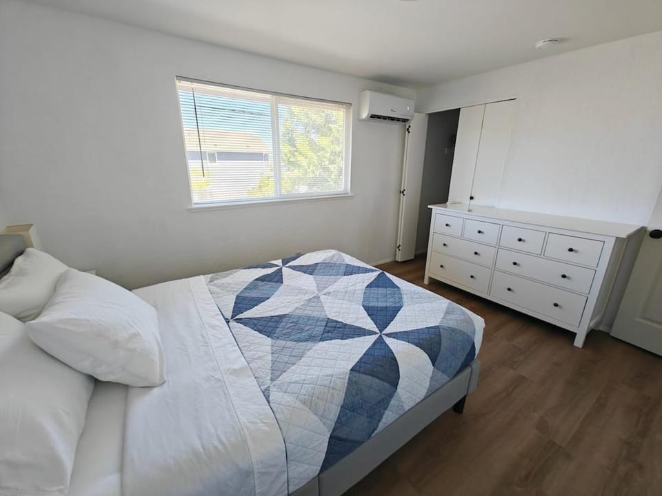 Cozy home, Walk to Lake, Food & Shops, EV Charger Apartment in Everett
