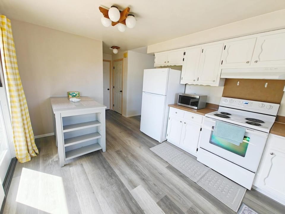 Cozy home, Walk to Lake, Food & Shops, EV Charger Apartment in Everett