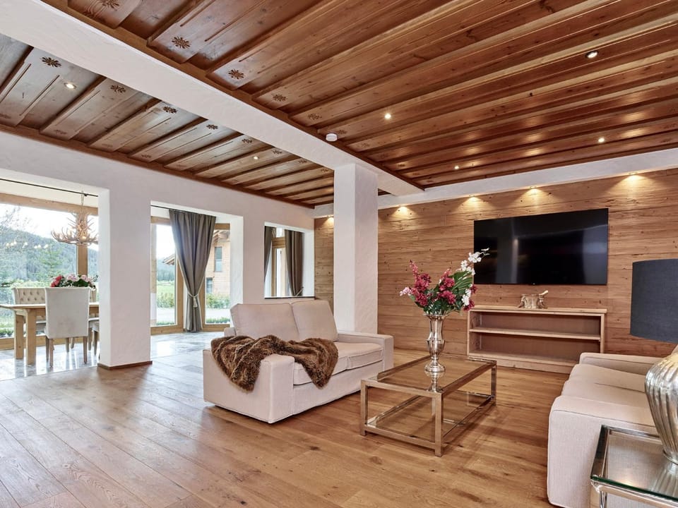 TV and multimedia, Living room, Seating area, Evening entertainment