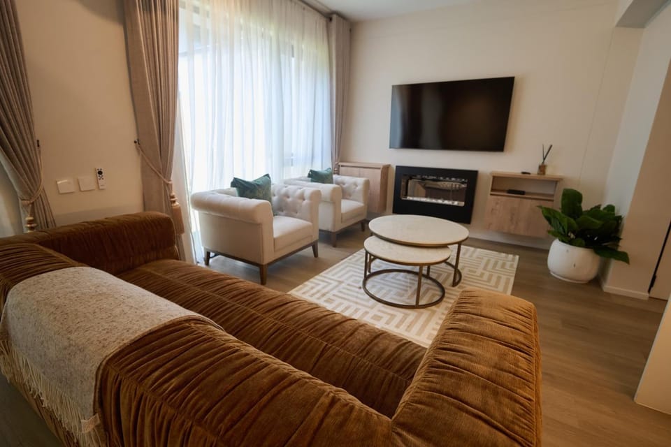 TV and multimedia, Living room, Evening entertainment