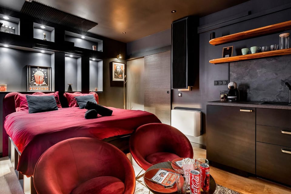Bed, Kitchen or kitchenette, Living room
