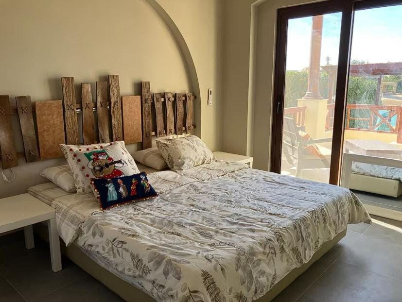 Spacious outdoor area featuring a swimming pool ! Bed and Breakfast in Hurghada