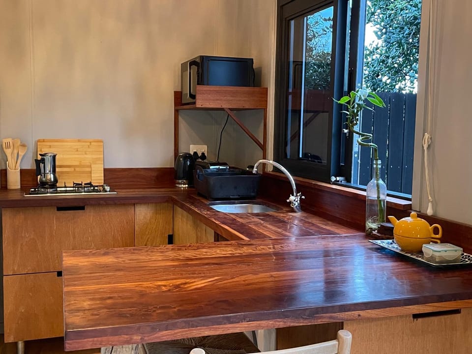 Coffee/tea facilities, Kitchen or kitchenette, Dining area, stove