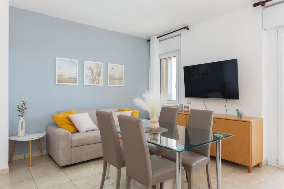 Communal lounge/ TV room, TV and multimedia, Living room, Seating area, Dining area, Evening entertainment, air conditioner
