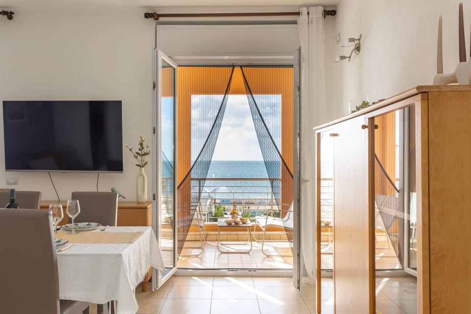 Natural landscape, TV and multimedia, Living room, Seating area, Dining area, Evening entertainment, Sea view
