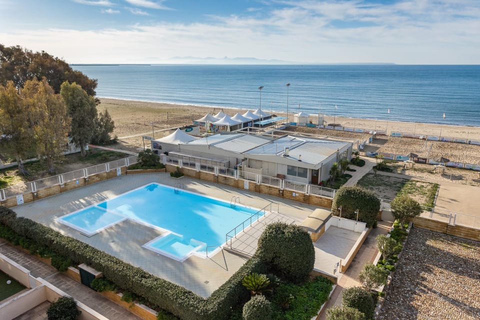 Property building, Day, Natural landscape, Bird's eye view, Hot Tub, Beach, Pool view, Sea view, Swimming pool, Swimming pool, Parking, sunbed
