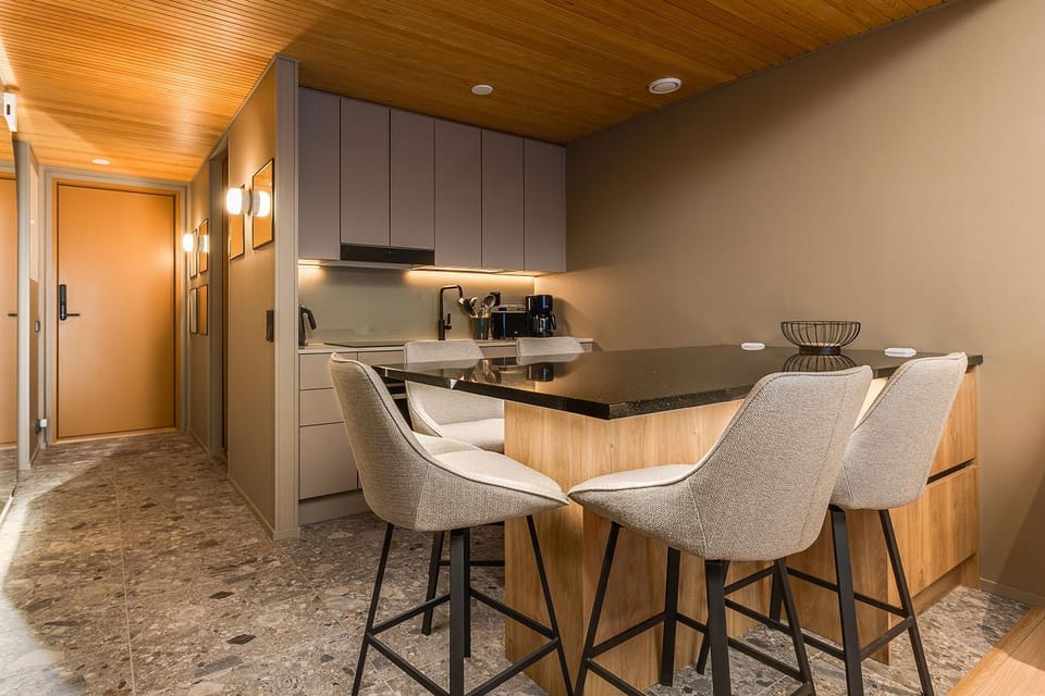 Kitchen or kitchenette, Dining area