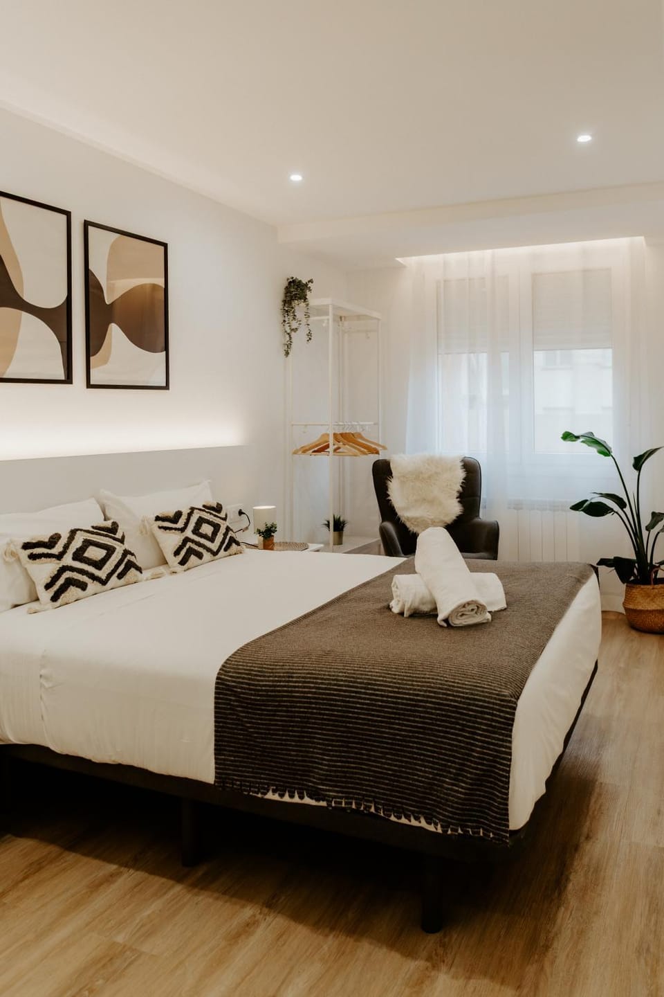 Bed, Photo of the whole room, Bedroom, towels