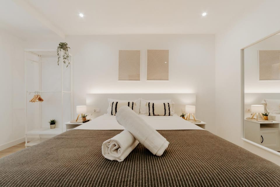 Bed, Photo of the whole room, Bedroom, towels