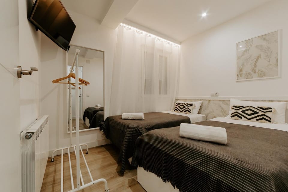 Photo of the whole room, Bedroom, towels