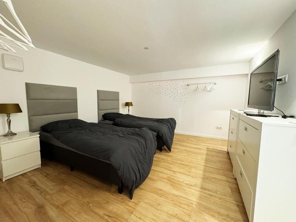 Bed, TV and multimedia, Photo of the whole room, Bedroom