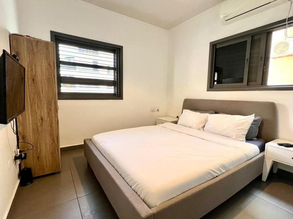 Beautiful new 2 BR apt 5 min walk to the beach Apartment in Tel Aviv-Yafo