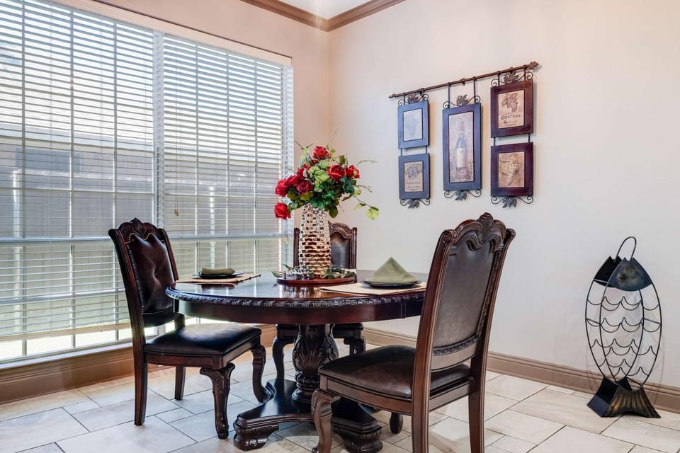 Seating area, Dining area