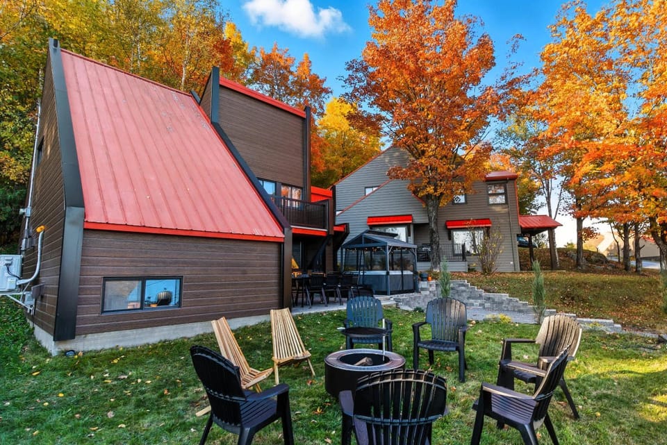 Spa & Nature view - Alpenglow Chalet in Maine