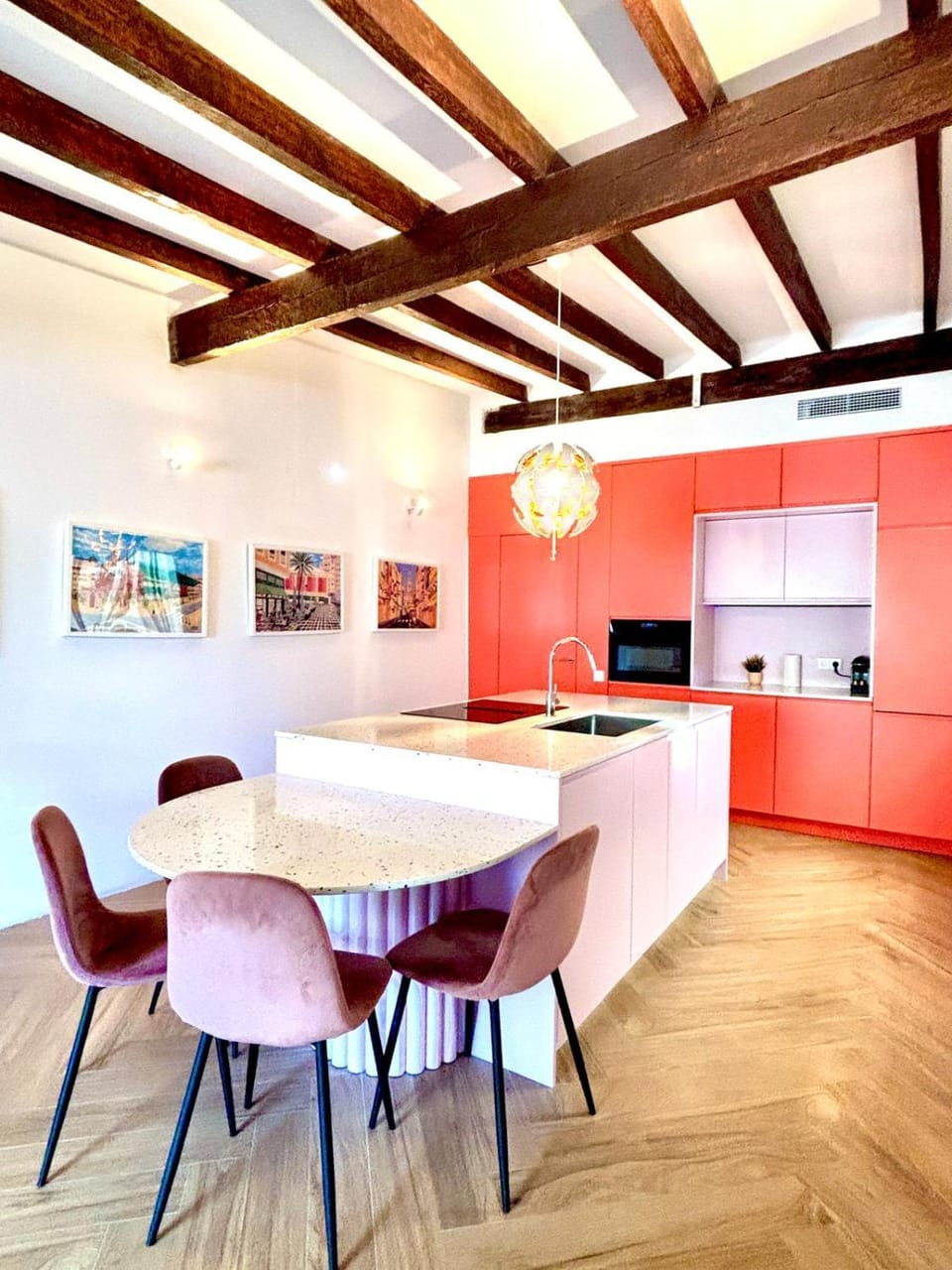 Kitchen or kitchenette, Dining area