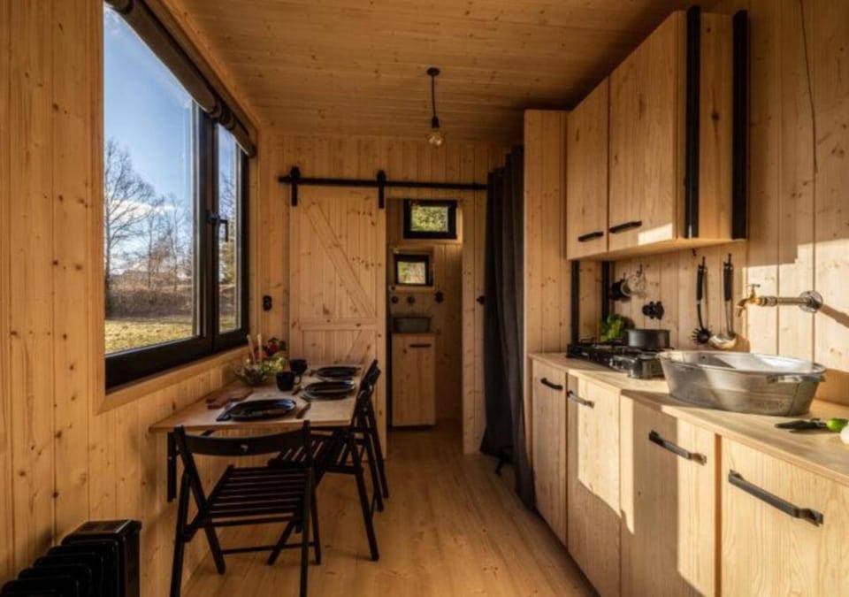 Kitchen or kitchenette, Dining area, stove
