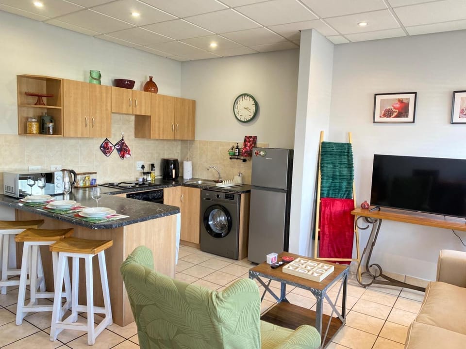 TV and multimedia, Coffee/tea facilities, Kitchen or kitchenette, Living room, Seating area, Dining area, Evening entertainment, oven, stove, toaster