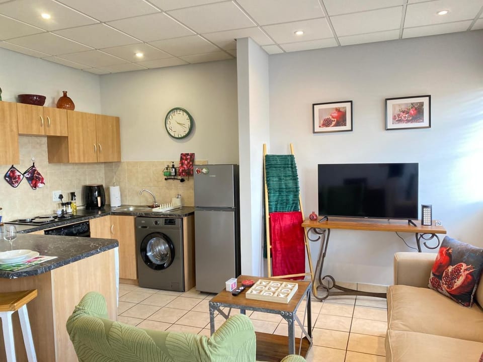 Kitchen or kitchenette, Living room, Seating area, Dining area, Evening entertainment