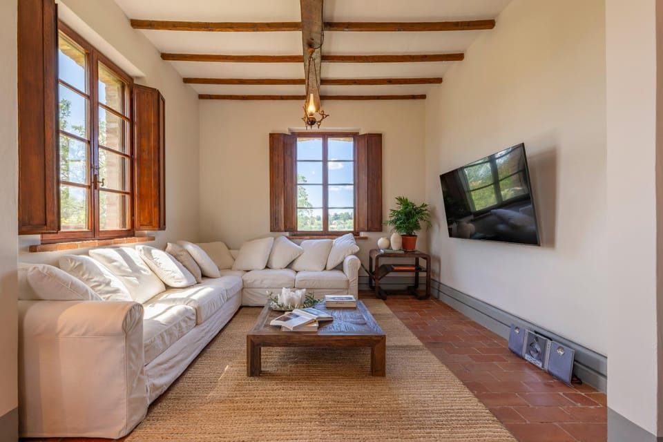 Communal lounge/ TV room, TV and multimedia, Living room, Seating area, Evening entertainment