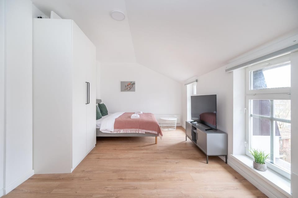 Bed, TV and multimedia, Bedroom