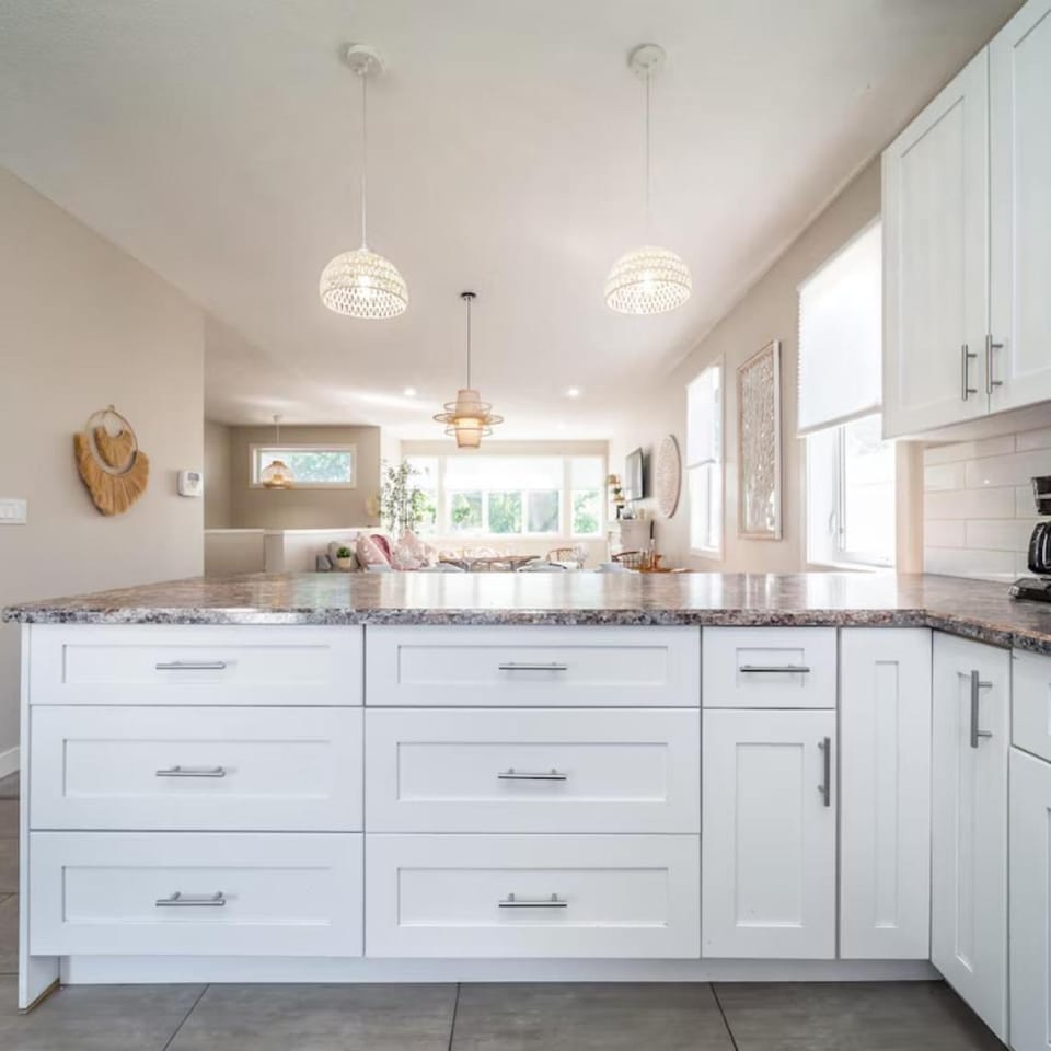 BoHo House-Sleeps 17-Garage-3 Kitchens-Fireplace Apartment in Edmonton