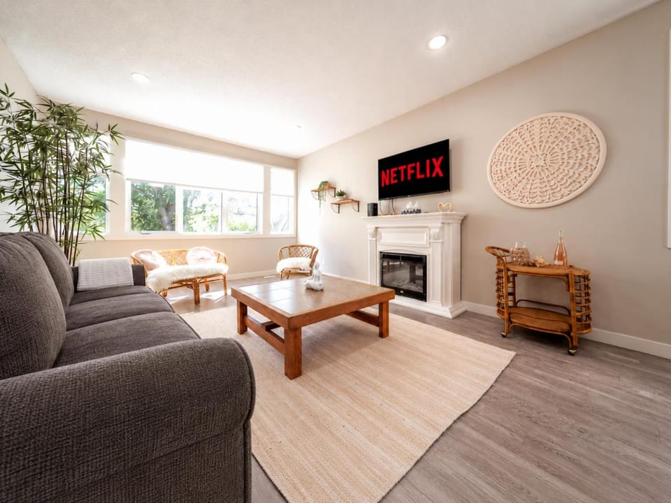 BoHo House-Sleeps 17-Garage-3 Kitchens-Fireplace Apartment in Edmonton