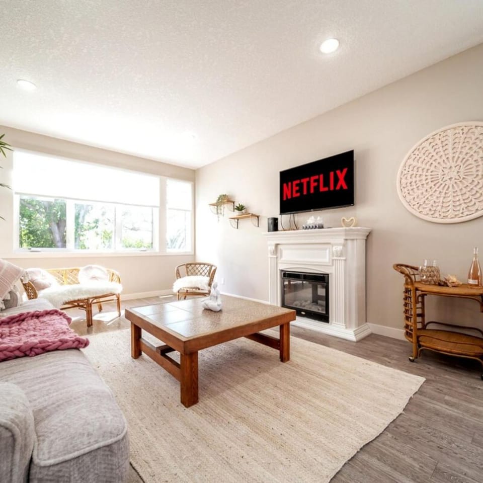 BoHo House-Sleeps 17-Garage-3 Kitchens-Fireplace Apartment in Edmonton