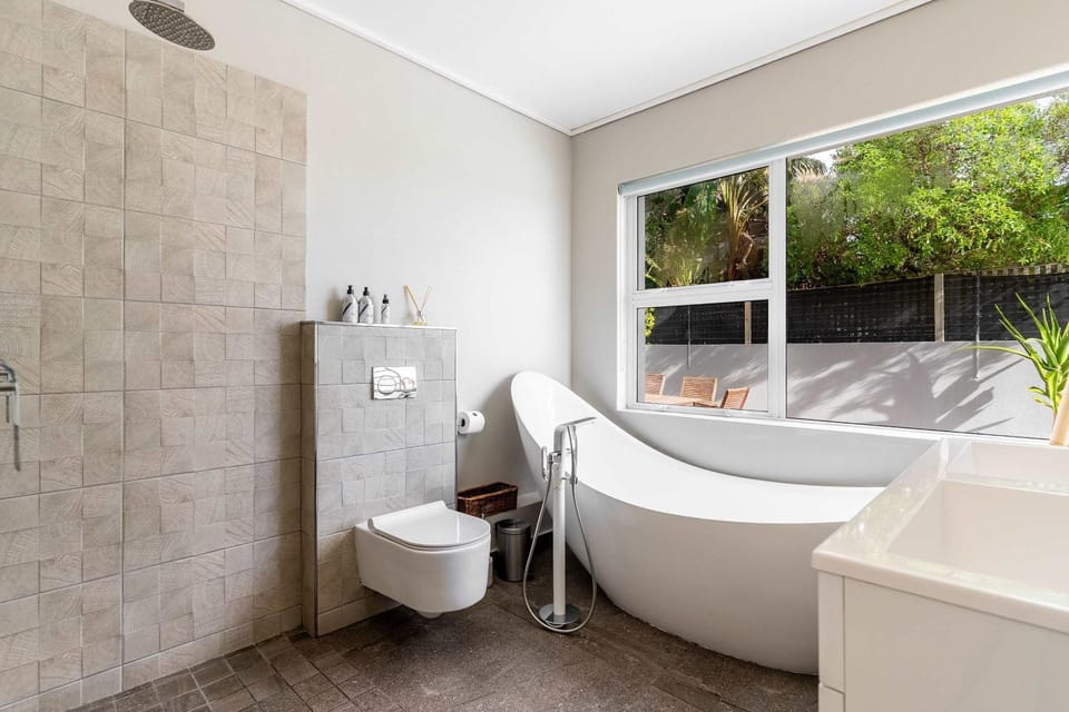 Houghton Views - Camps Bay Apt, Pool, Ocean Views Apartment in Camps Bay