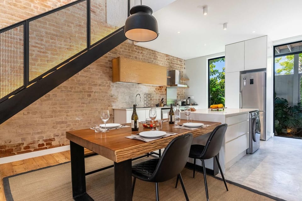 Townhouse with Views, Fireplace, Perfect Location, Sleeps 4 - Mnt Nelson Sea Point House in Sea Point