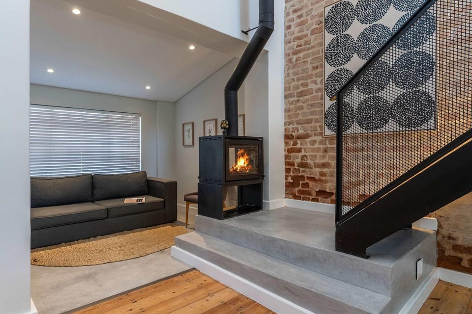 Townhouse with Views, Fireplace, Perfect Location, Sleeps 4 - Mnt Nelson Sea Point House in Sea Point