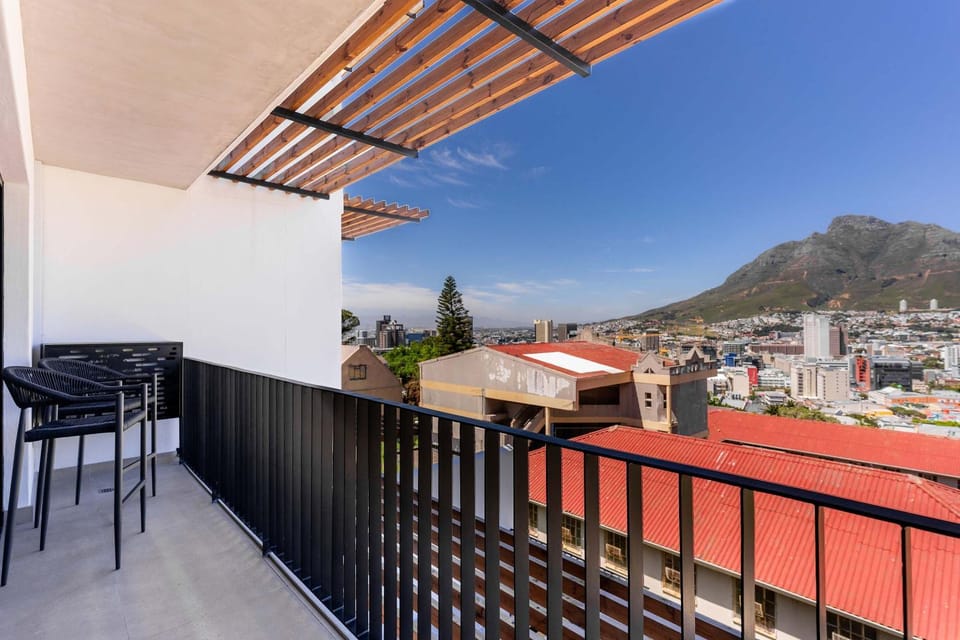 Table Mountain Majesty - 270 Views, Modern, Cape Town Apartment in Cape Town