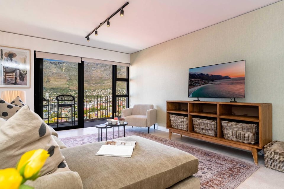 Table Mountain Majesty - 270 Views, Modern, Cape Town Apartment in Cape Town