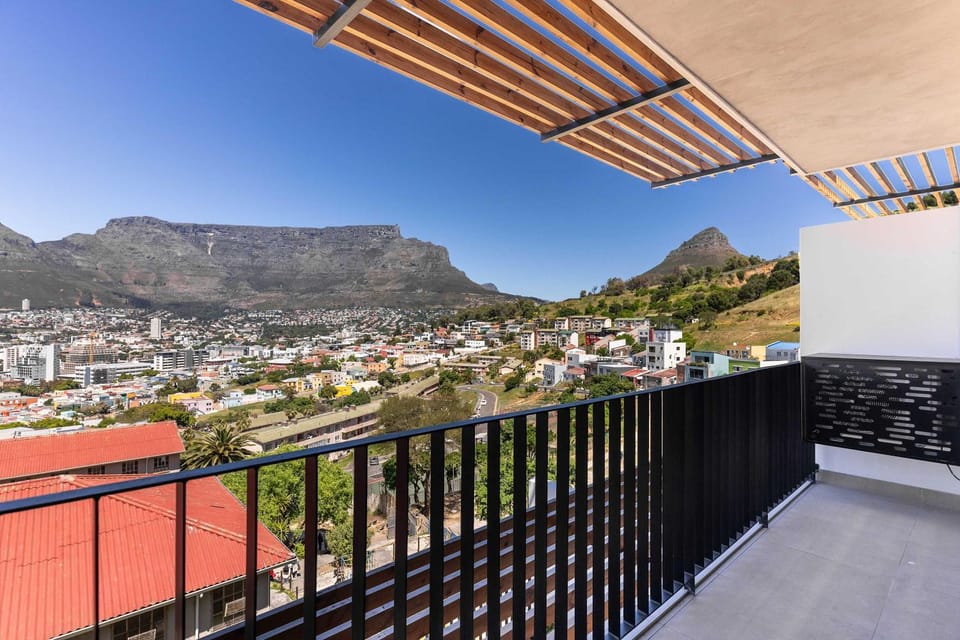 Table Mountain Majesty - 270 Views, Modern, Cape Town Apartment in Cape Town