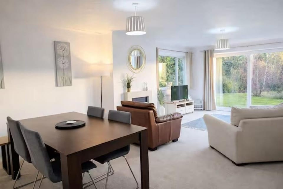Communal lounge/ TV room, TV and multimedia, Living room, Seating area, Dining area, Evening entertainment