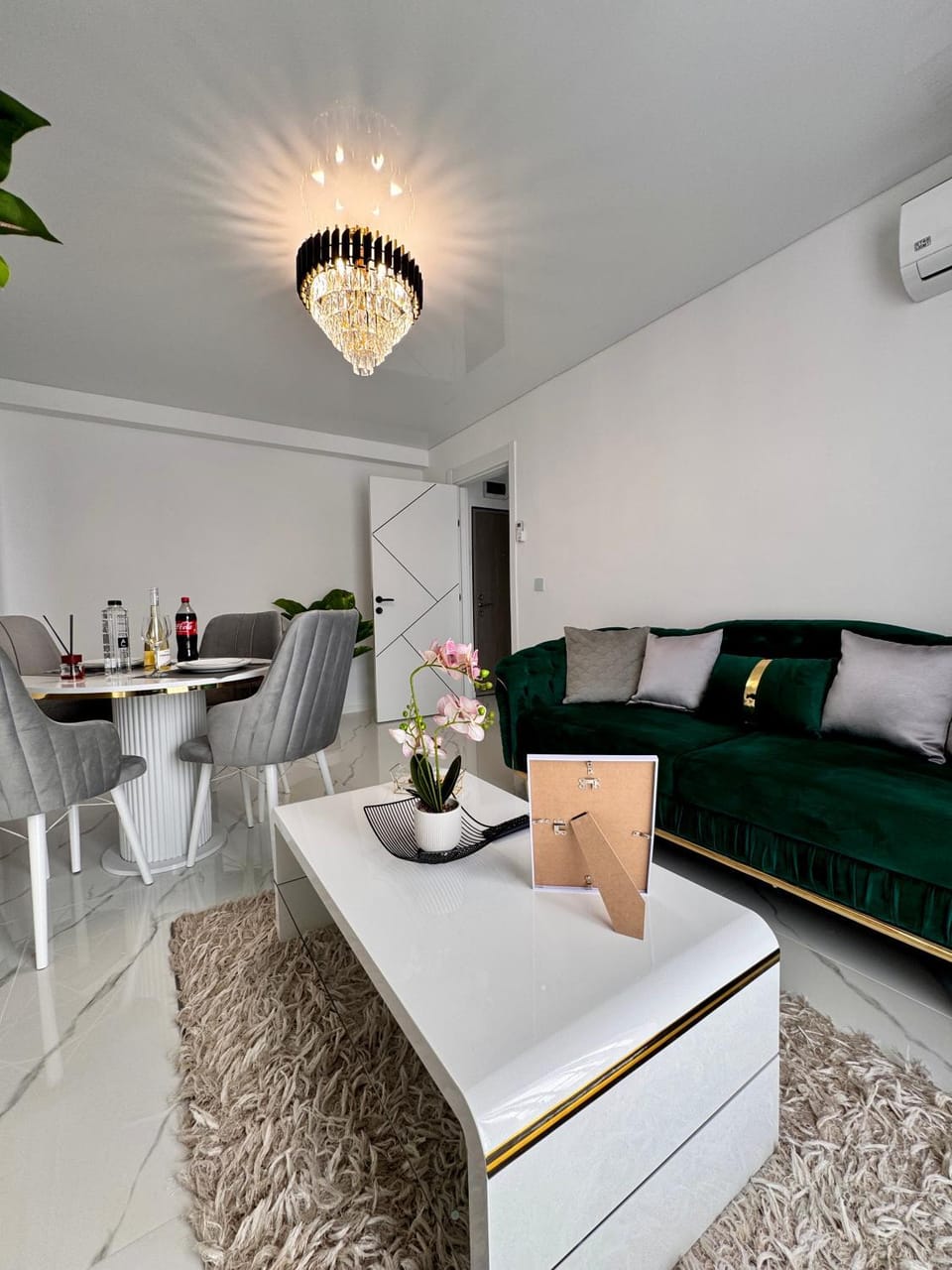 Living room, Seating area, Dining area, air conditioner