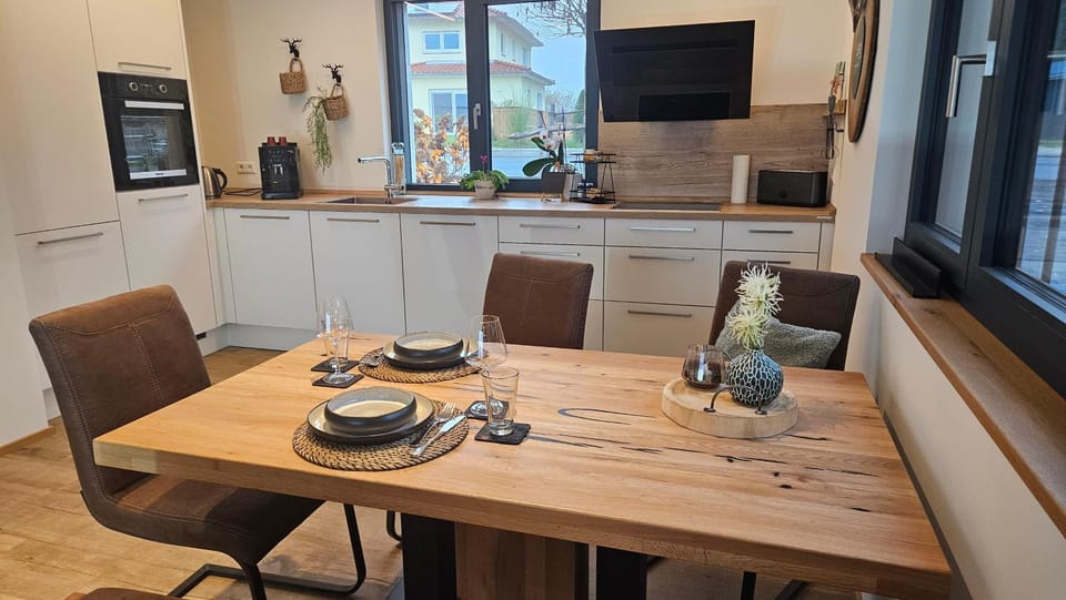Dining area, Food