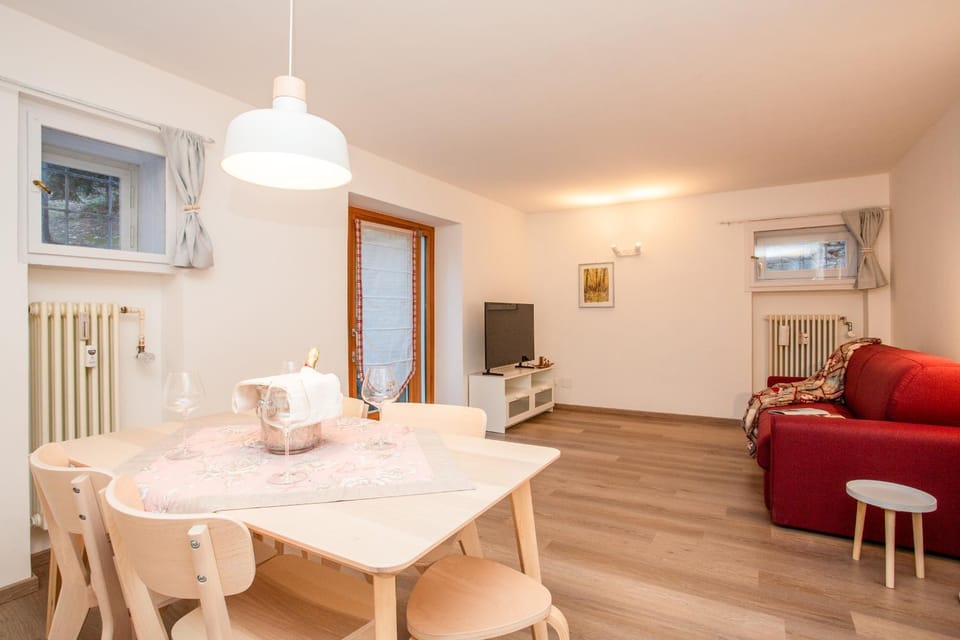 TV and multimedia, Living room, Photo of the whole room, Seating area, Dining area