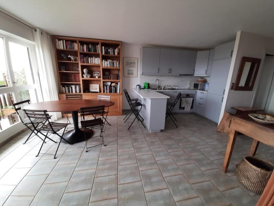 Dining area, oven, stove