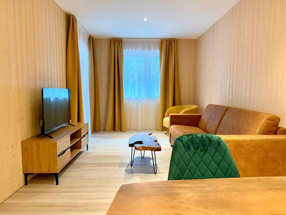 TV and multimedia, Living room, Seating area, Evening entertainment