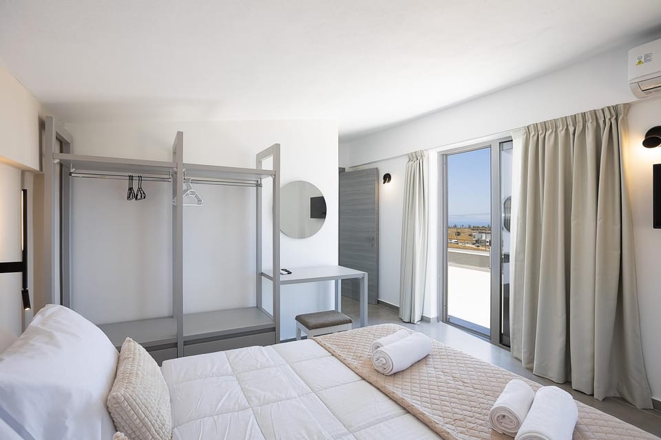 Bed, TV and multimedia, Photo of the whole room, Bedroom, towels, wardrobe