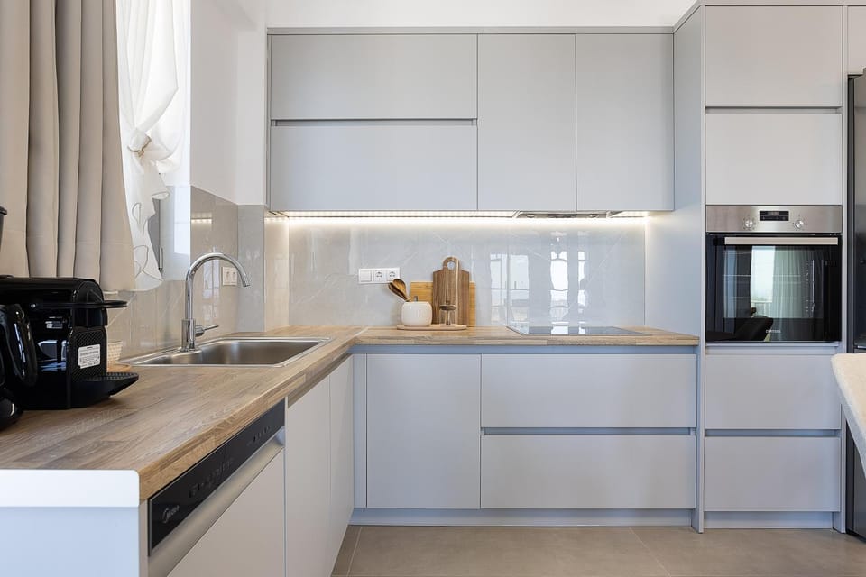 Coffee/tea facilities, Kitchen or kitchenette, dishwasher, oven, stove