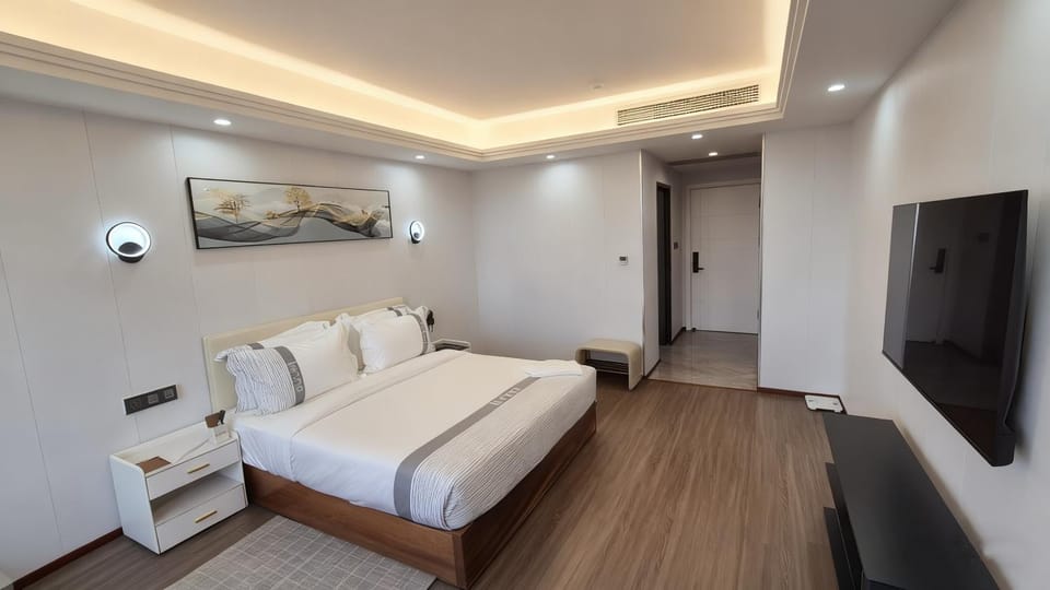 Bed, TV and multimedia, Photo of the whole room, Bedroom