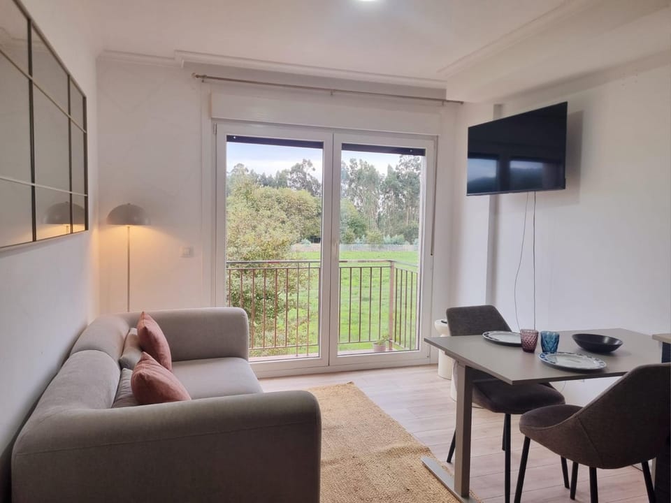 Communal lounge/ TV room, TV and multimedia, View (from property/room), Balcony/Terrace, Living room, Seating area, Dining area