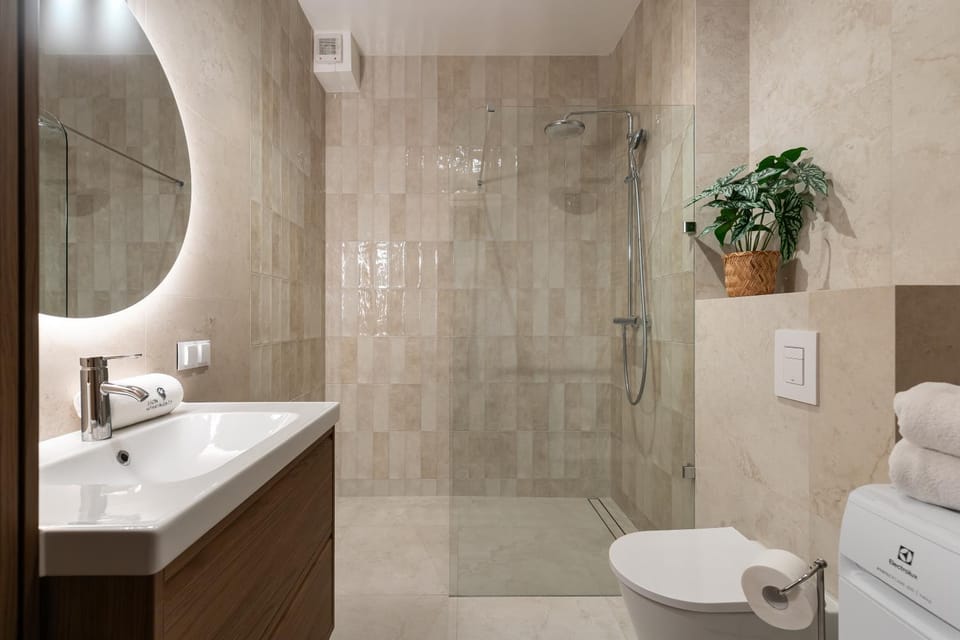 Shower, Toilet, Bathroom, towels, washing machine